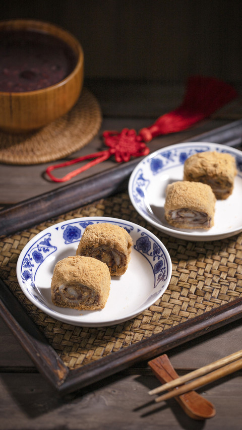 Lvdagur glutinous rice rolls with sweet bean flour in screenshot