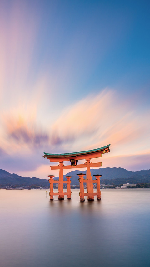 The Floating Gate of Itsukushima Shrine In Japan screenshot