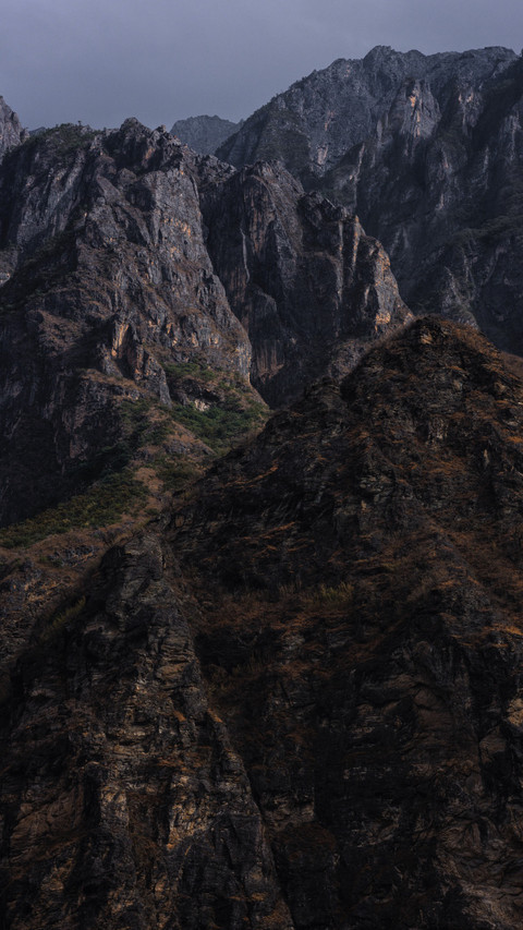 The Spectacular Snow-Capped Peaks of Tiger Leaping Gorge screenshot