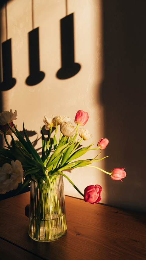 Bouquet of white and pink tulips in a transparent vase screenshot