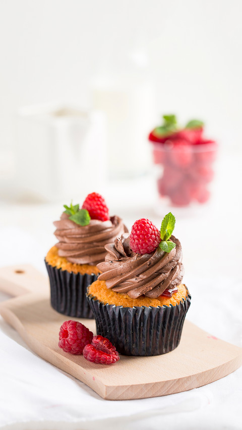 Cupcake with chocolate and raspberries screenshot