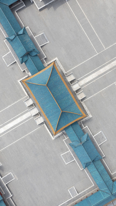 Flying over mysterious buildings screenshot
