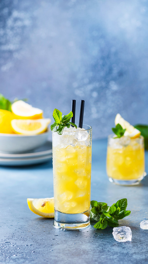 Fresh summer cocktail with lemons screenshot