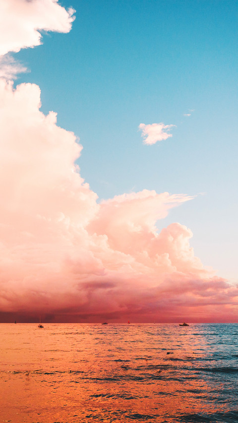 The sea and colorful clouds screenshot