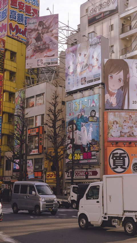 Bustling and noisy screenshot
