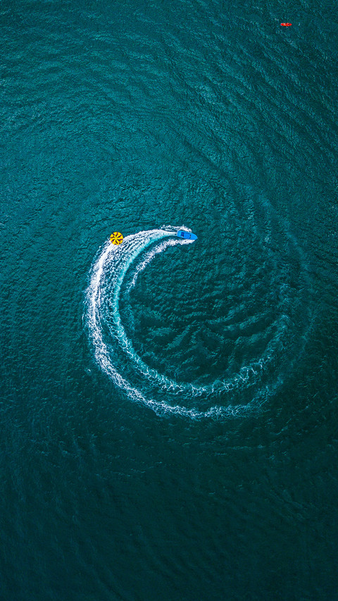 Boat makes a circle in the coastal sea of Sao Paulo screenshot