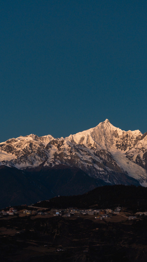 The morning light shines on the snowy peak screenshot