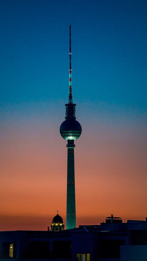 Berlin Alexanderplatz TV tower at dusk screenshot