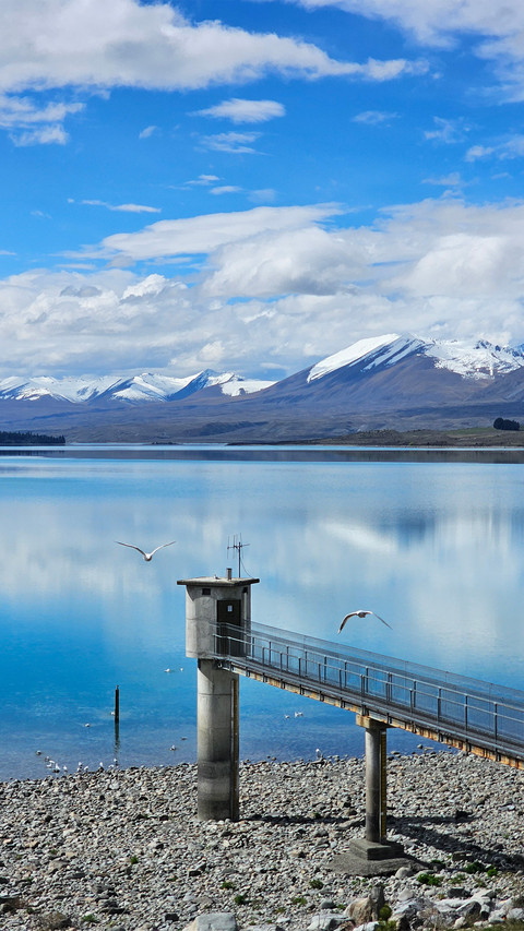 Snowcapped mountains and white doves screenshot