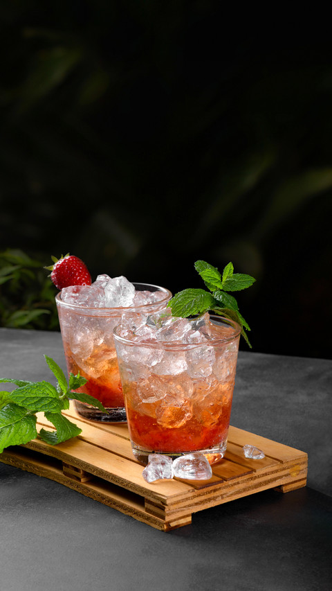 Cold Summer Strawberry Cocktail Mojito screenshot