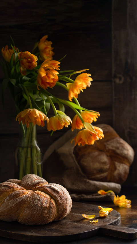Round bread with tulips in the background screenshot