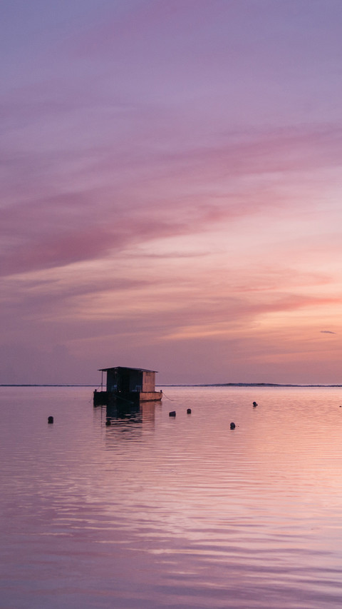 Sunset on Maldives island, water villas resort screenshot