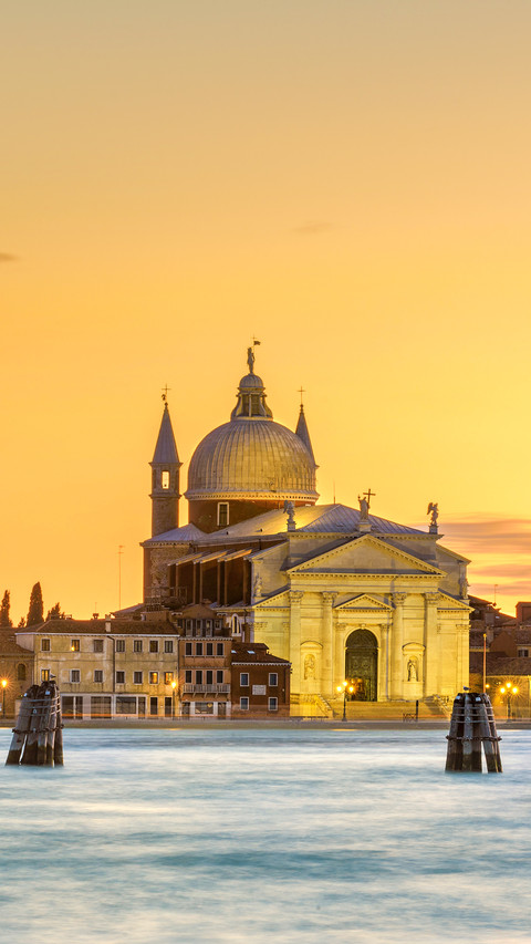 View of the island Guidecco at sunset. Venezia, Italy screenshot