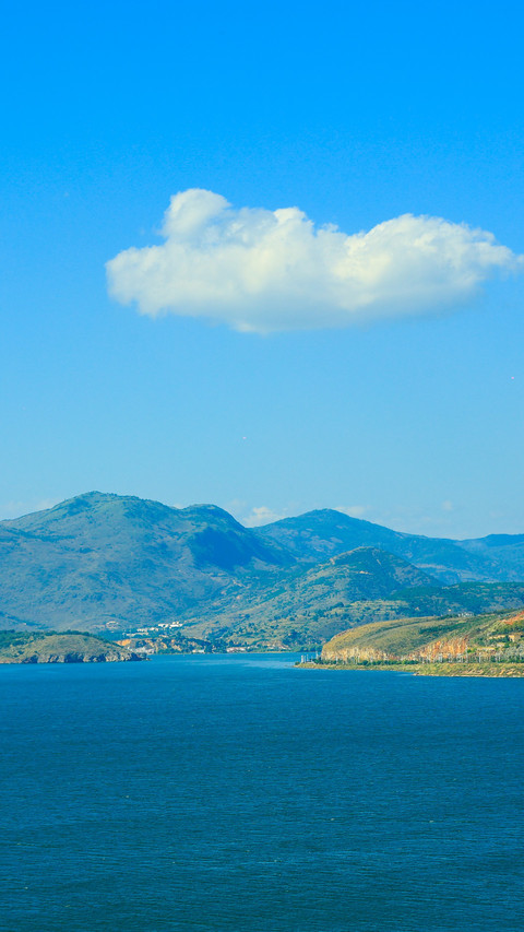 The mountain shadows under the blue sky of erhai lake are screenshot