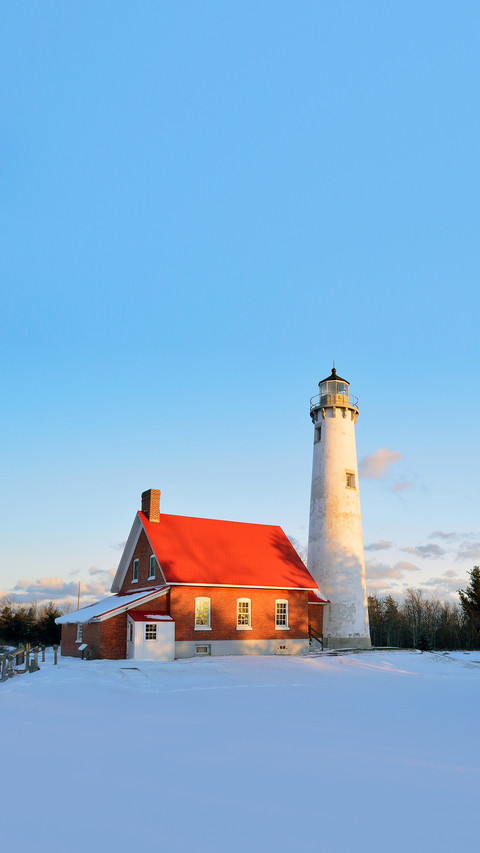 Tawas Point Lighthouse in the snow screenshot