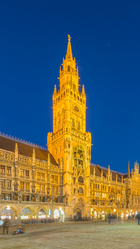 Night panorama of Marienplatz and Munich city screenshot