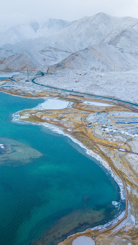 White Sand Lake on the Pamir Plateau screenshot