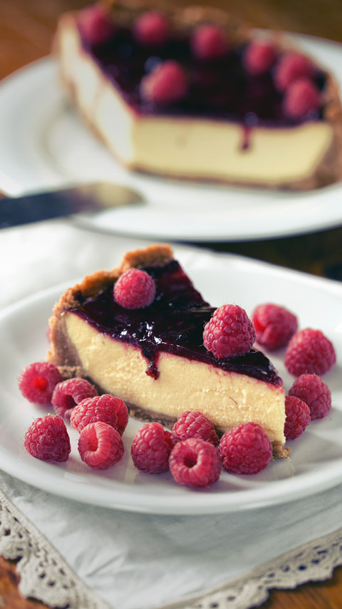 Delicious Cakes And Berries screenshot