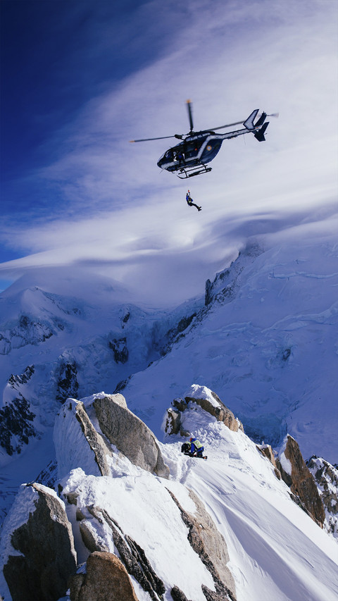 Helocoper Fly over Snowy Mountain screenshot