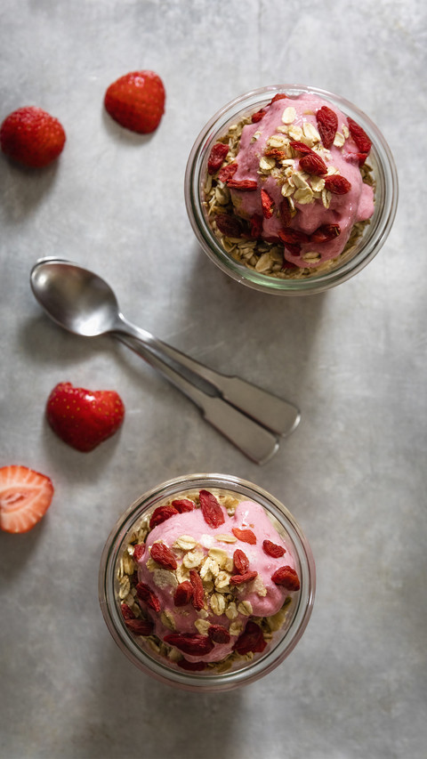 Strawberry frozen yogurt topping oat flakes screenshot