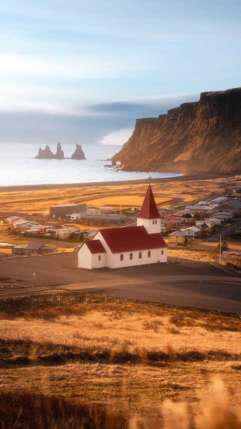 Scenery of Vík town in Iceland screenshot
