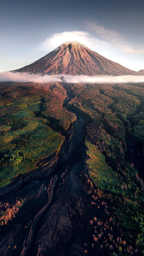 Beautiful volcanic landscapes of Indonesia screenshot
