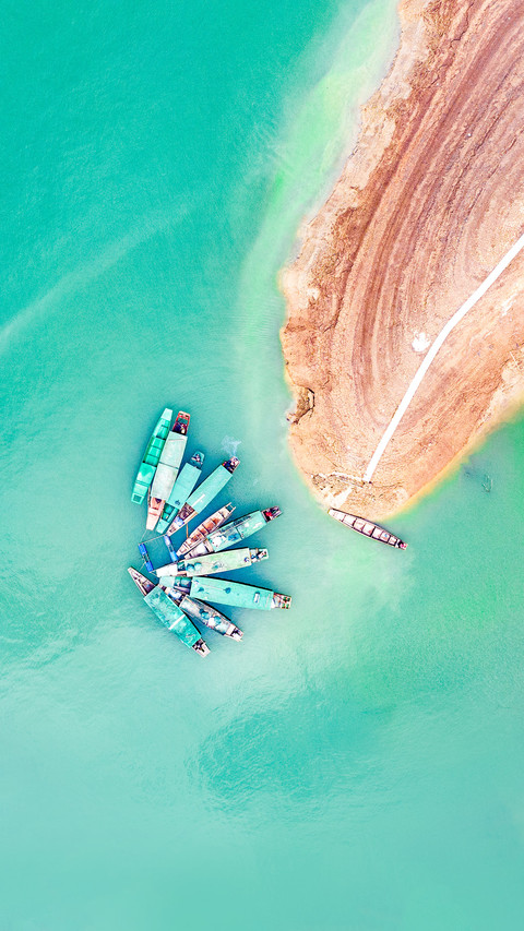 Ships docked on the lake surface screenshot