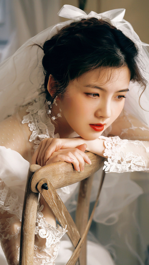 Girl in ancient wedding dress© HuangQiao screenshot