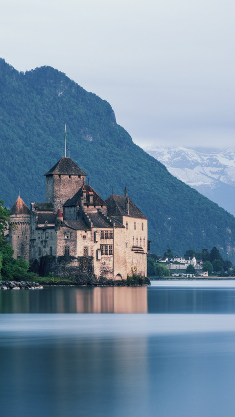 Château de Chillon stands majestically. screenshot