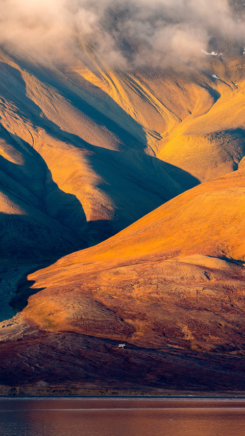 Sunset of the mountains opposite of Longyearbyen mountains screenshot