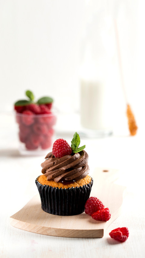 Cupcake with chocolate and raspberries screenshot