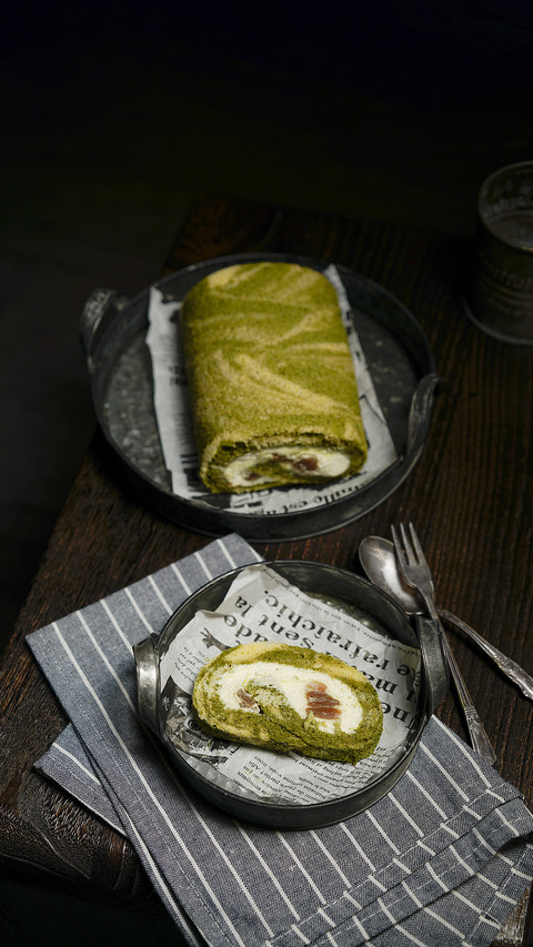 Roll cake with sugar filling screenshot