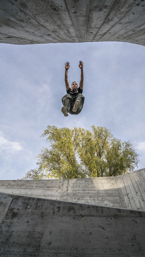 Handsome Man Parkour Extreme Sport screenshot