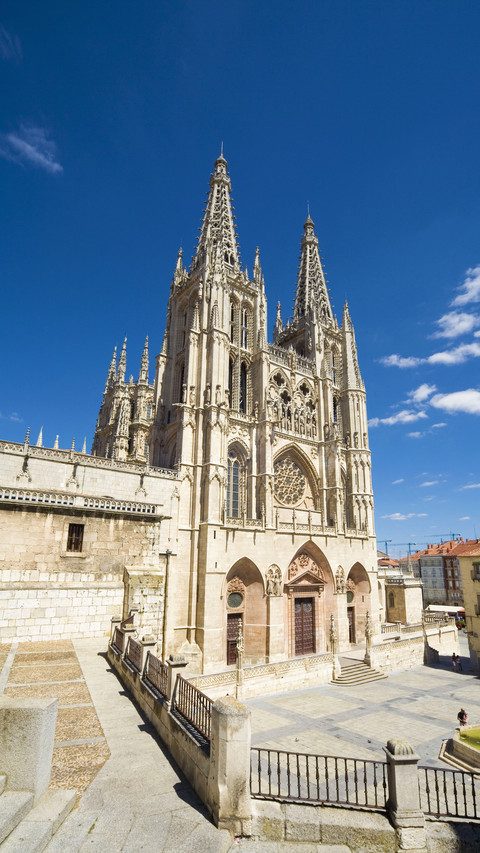 Main facade of the gothic cathedral 13th century santa screenshot