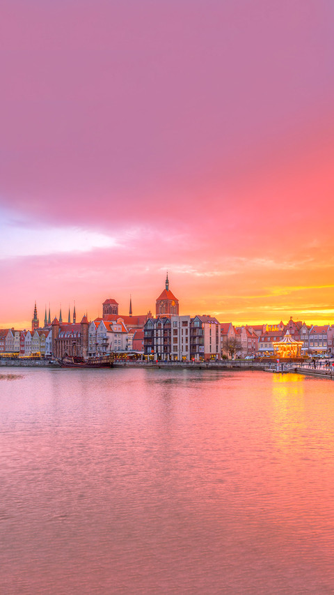 Amazing sunset in Gdansk reflected in Motlawa river, Poland screenshot