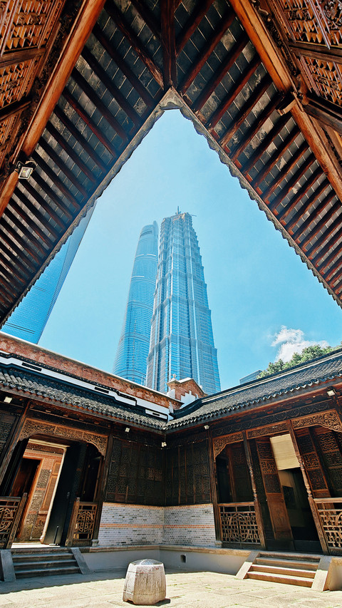 Under the eaves one can see the tall buildings of the screenshot