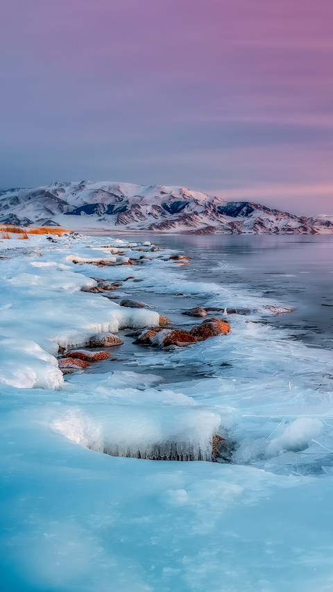 Sailimu Lake in Xinjiang, China during winter screenshot