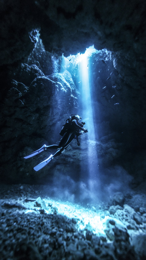 Diver under Sea in Cave screenshot