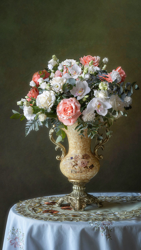 Still life with luxurious bouquet of flowers screenshot