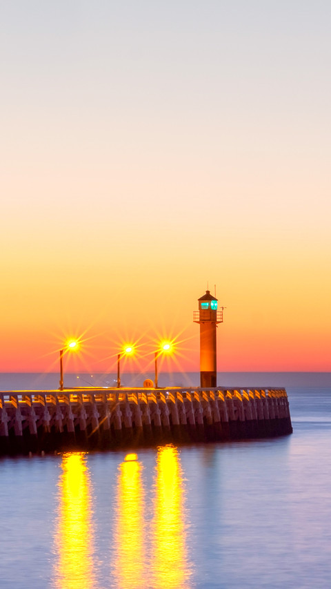 Long exposure image of the Nieuwpoort lighthouse at sunset screenshot