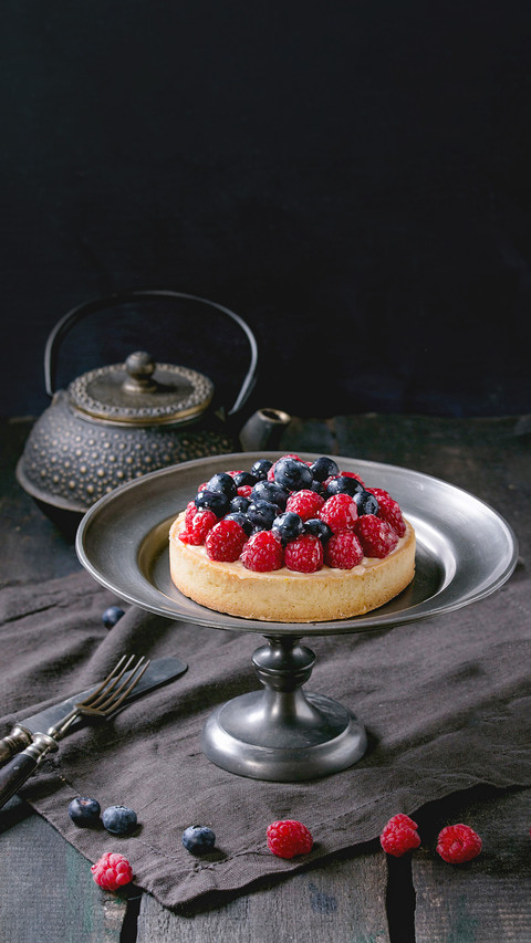 Tart with custard, fresh raspberries and blueberries screenshot
