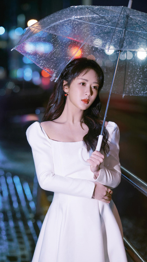 杨紫雨中撑伞漫步 screenshot