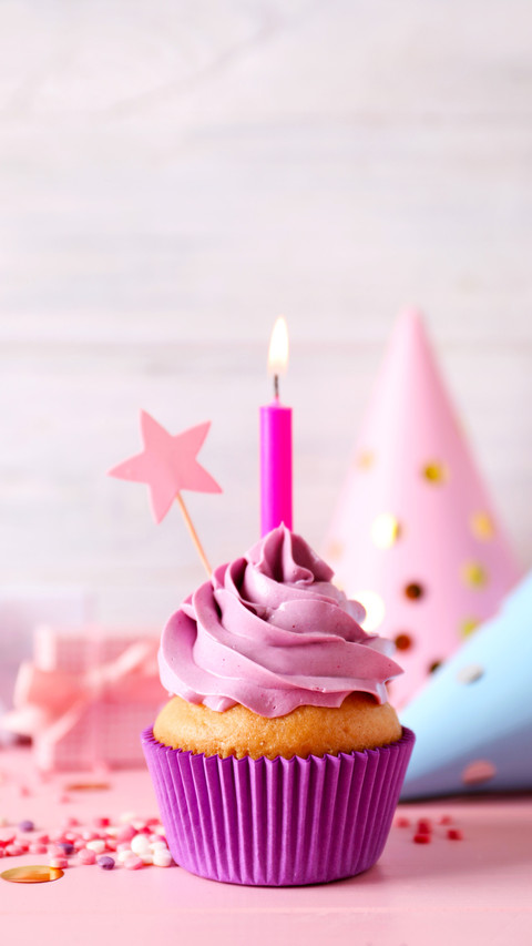 Birthday cupcake with burning candle screenshot