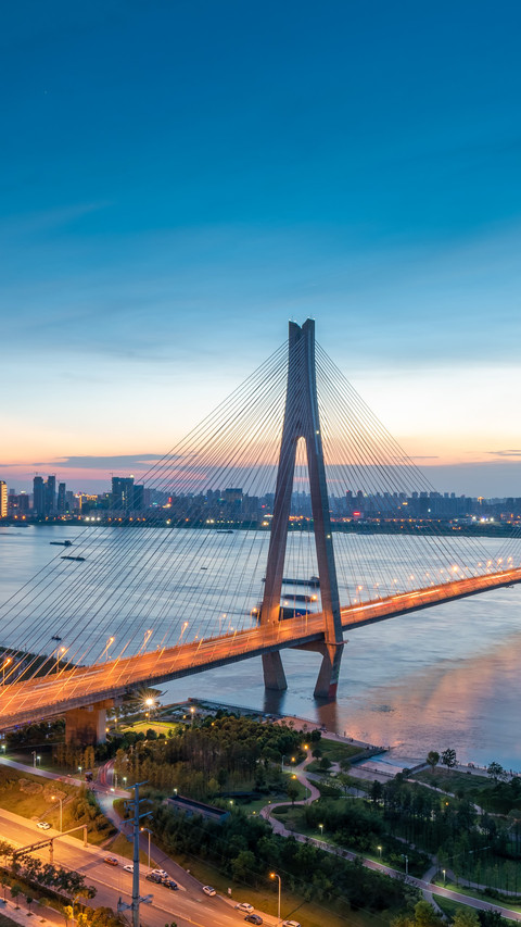 The night view of the erqi yangtze river is as screenshot