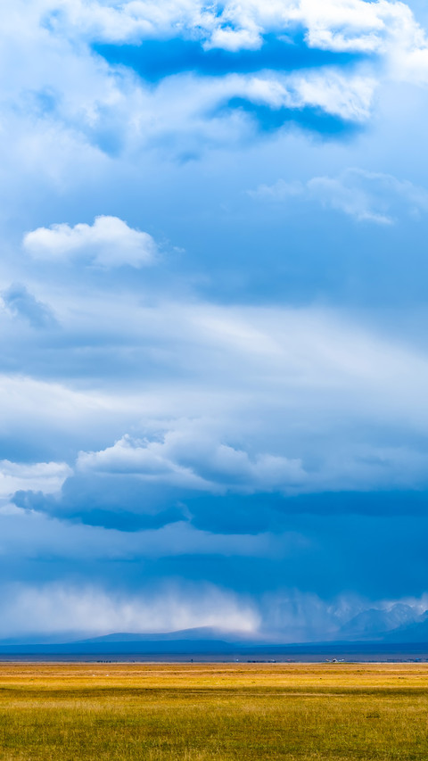 Cloudscape on grassland before heavy storm screenshot