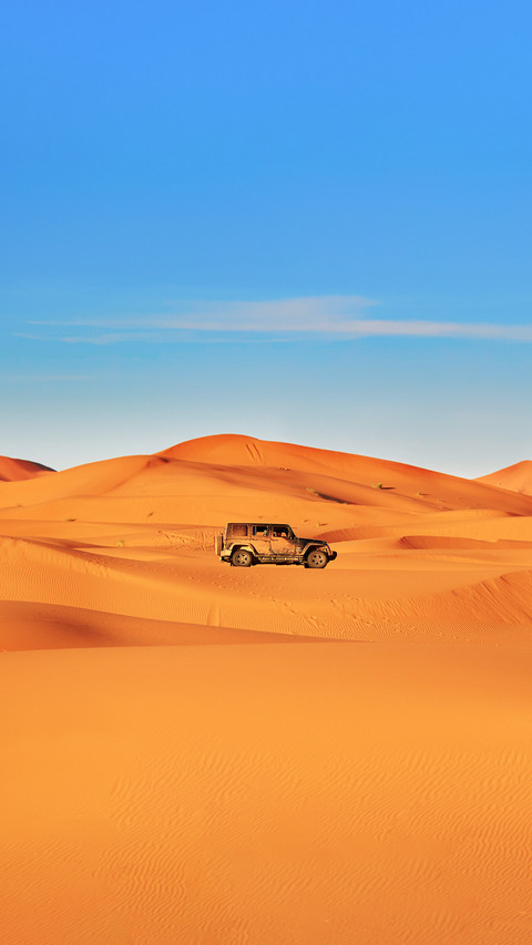 Jeep in Sand Dunes in the Sahara Desert screenshot