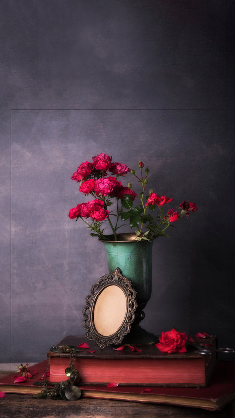 Roses and vintage elements on blue background screenshot