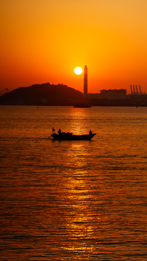 The sea and the setting sun embrace each other screenshot