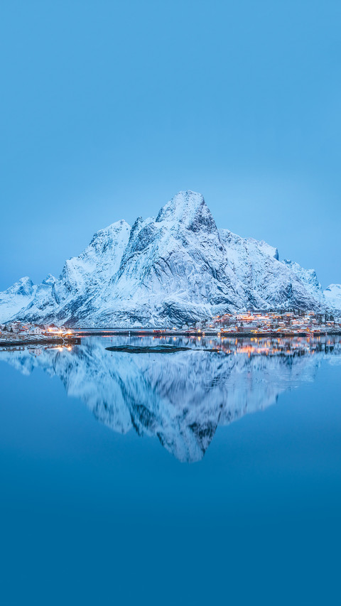 Big snow covered mountain reflected in calm screenshot