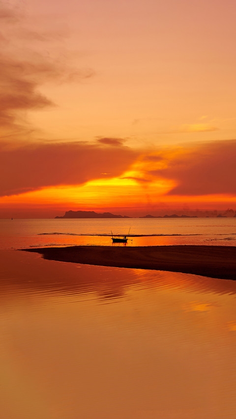 Sunset in the sea screenshot